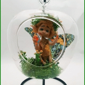 figura-artesanal-hada-del-bosque-en-bola-cristal