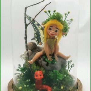 figura-artesanal-hada-del-bosque-en-campana-cristal
