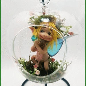 figura-artesanal-hada-magica-en-bola-de-cristal