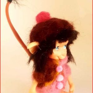 figura artesanal troll niña