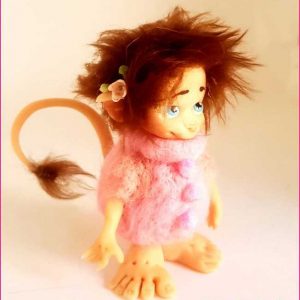 figura artesanal troll niño