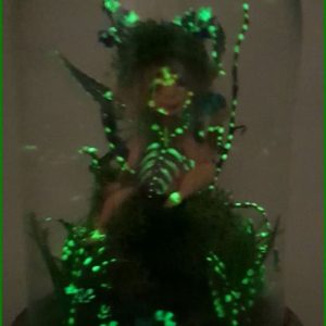figura-fluorescente-hada-del-agua-en-campana-cristal