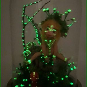 figura-fluorescente-hada-del-bosque-en-campana-cristal