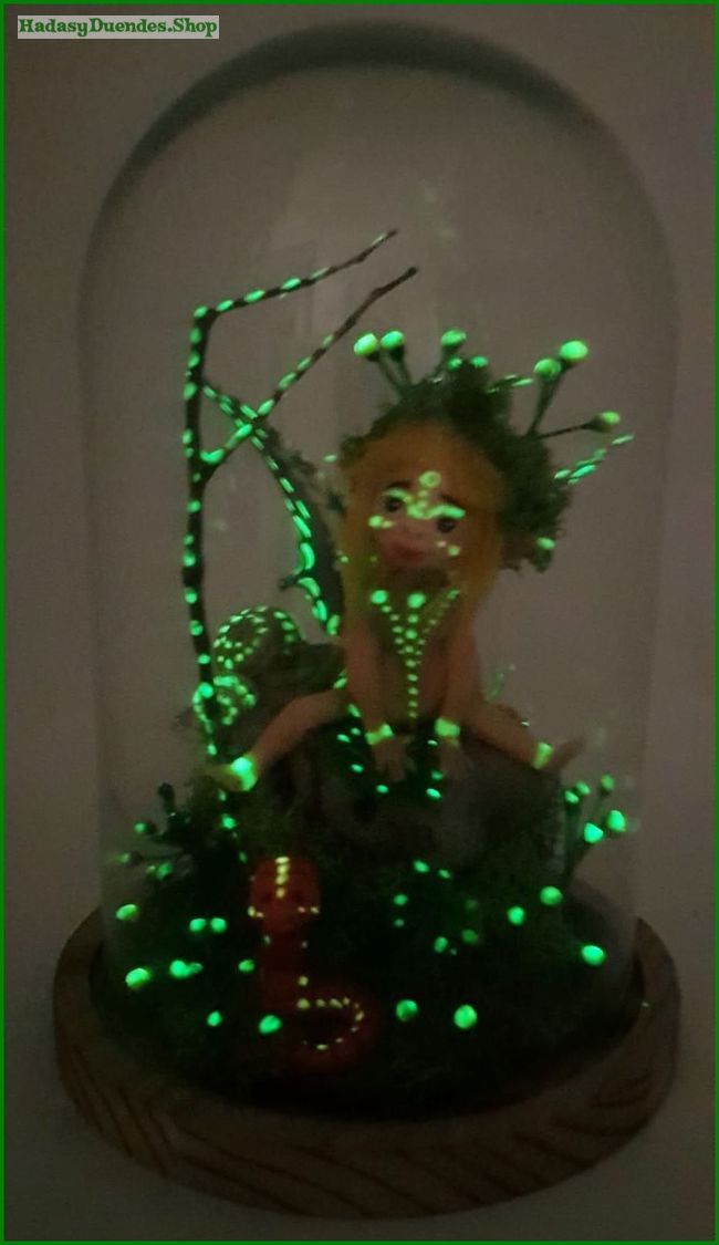 figura-fluorescente-hada-del-bosque-en-campana-cristal figura-fluorescente-hada-del-bosque-en-campana-cristal