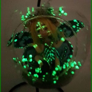 figura-fluorescente-hada-magica-en-bola-de-cristal