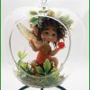figura-hada-de-fresa-en-bola-cristal