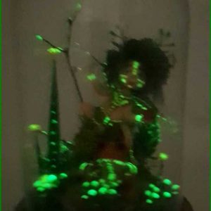 figura-hada-magica-fluorescente-en-campana