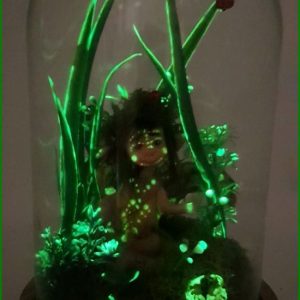 hada-fluorescente-en-campana-de-cristal